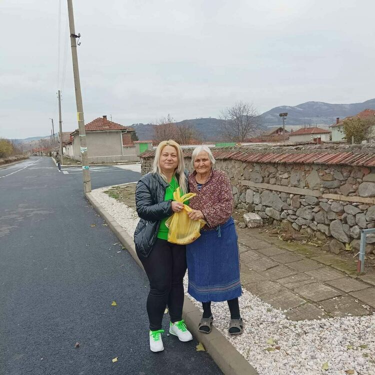 Самотни и възрастни хора в Искра получиха никулденско дарение