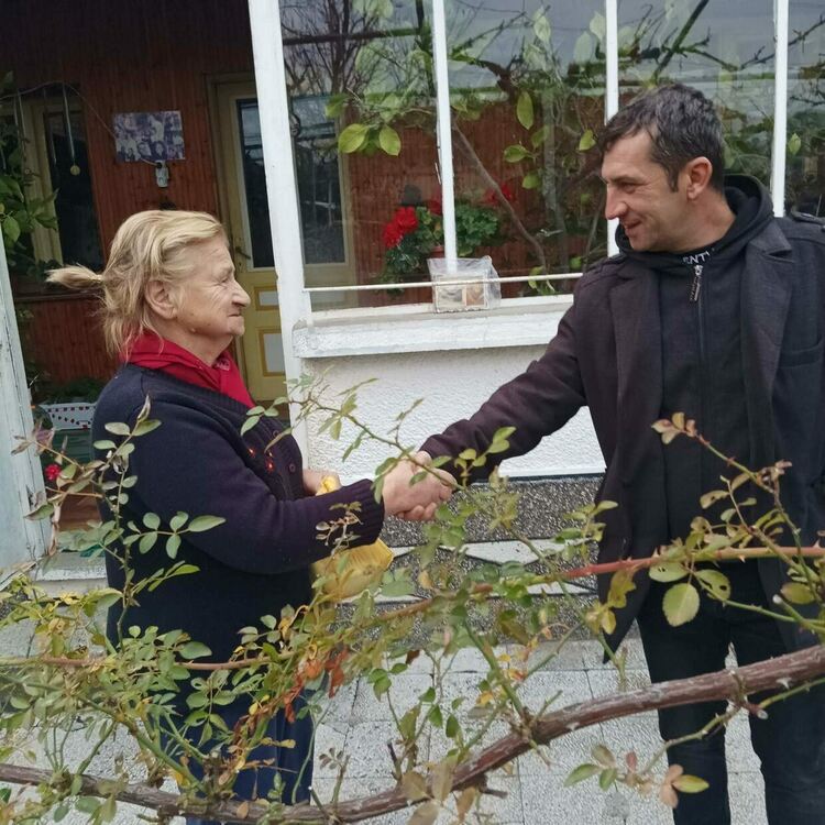 Самотни и възрастни хора в Искра получиха никулденско дарение