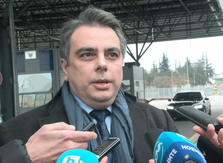 Асен Василев: Няма опасност България да остане без горива, ако „Лукойл“ продаде рафинерията си в Бургас