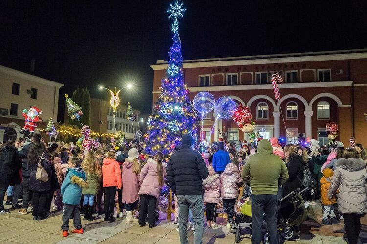 Запалиха светлините на коледното дърво в Рудозем