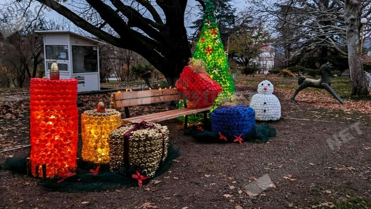 Коледна украса грейна на Гаричката в парк "Простор"
