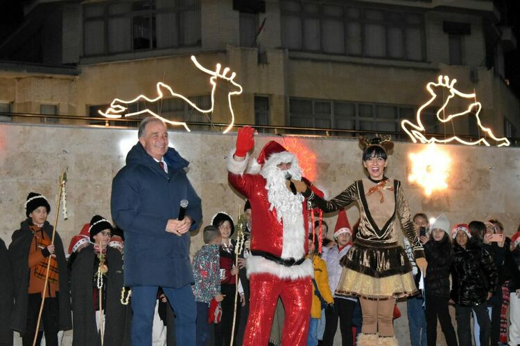 Засия коледната елха на Асеновград 