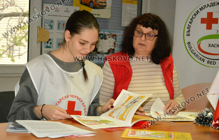 Надя Карагьозова и инж. Венета Стойчева – главен специалист в Областния съвет на БЧК – Хасково