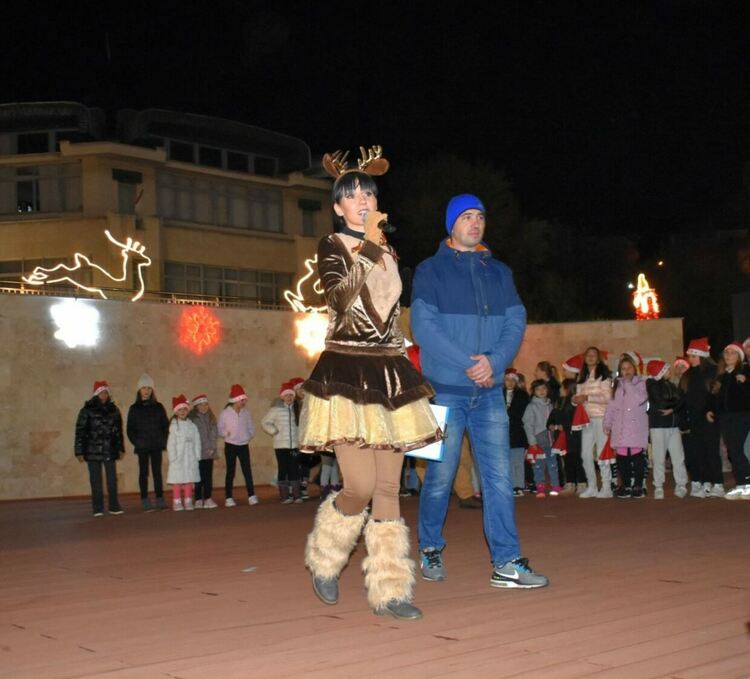 Засия коледната елха на Асеновград 