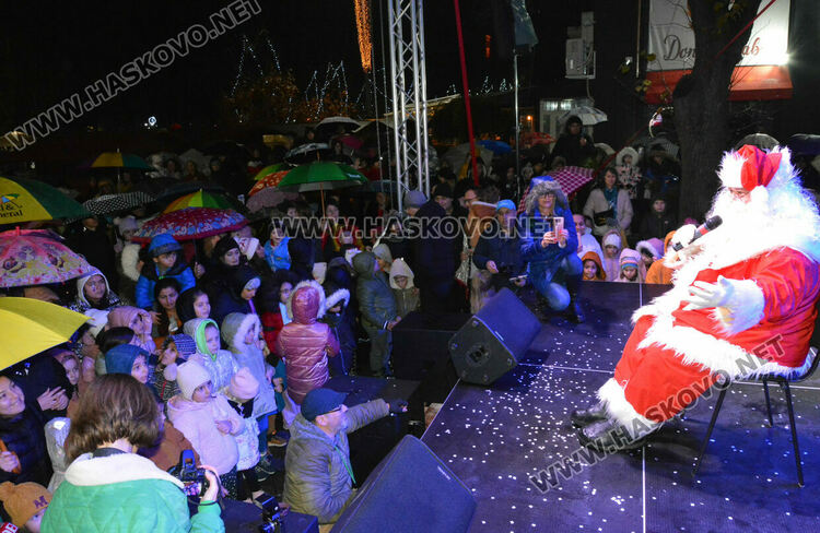Дядо Коледа пристигна в Хасково, а с него засияха и празничните светлини на града