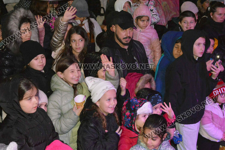 Дядо Коледа пристигна в Хасково, а с него засияха и празничните светлини на града