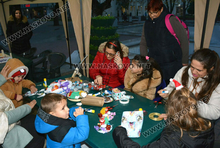 Деца твориха свещници, моливници и коледни украшения в центъра на Хасково
