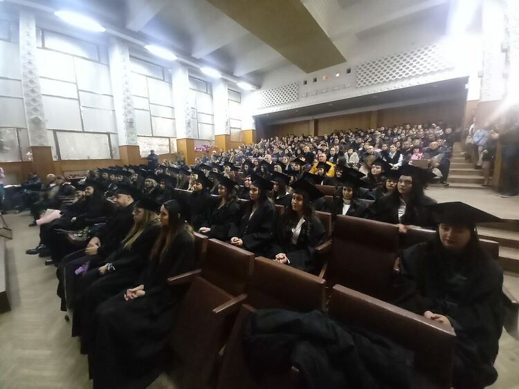 61 абсолвенти получиха дипломите си на академично тържество във Филиала на Пловдивския университет