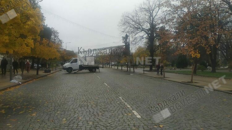 "Ауди" прегази ходилото на кърджалиец, поставял новогодишна украса