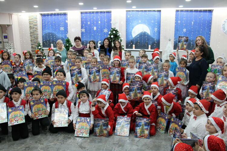 Тържествено запалване на коледните светлини в „Йовков“