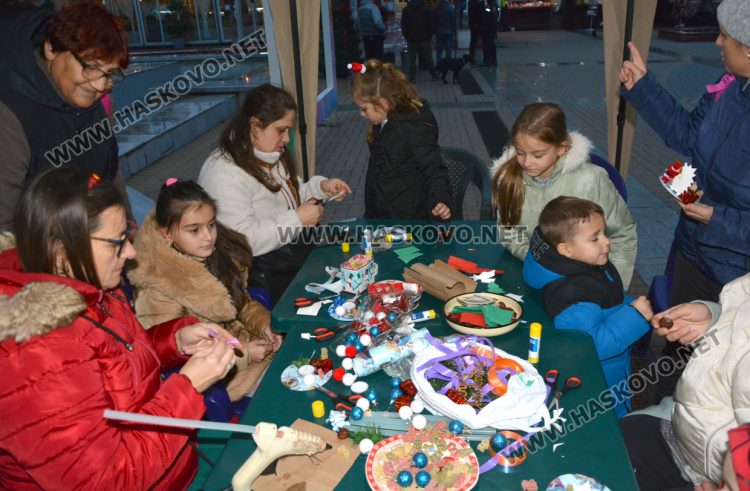 Деца твориха свещници, моливници и коледни украшения в центъра на Хасково