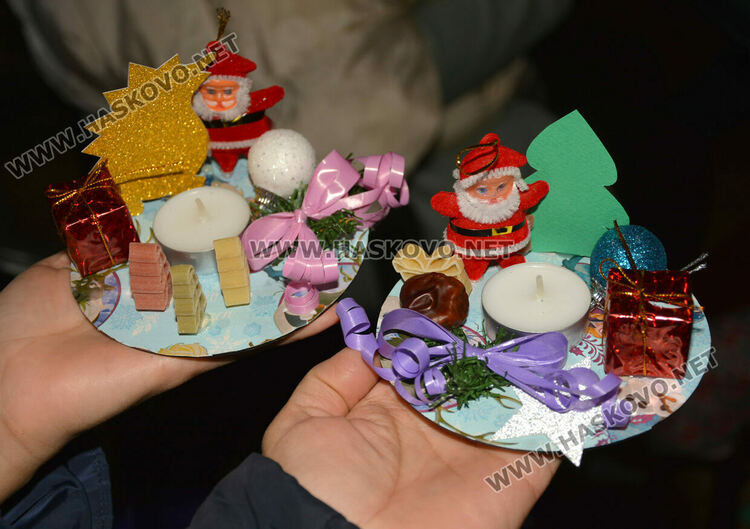 Деца твориха свещници, моливници и коледни украшения в центъра на Хасково