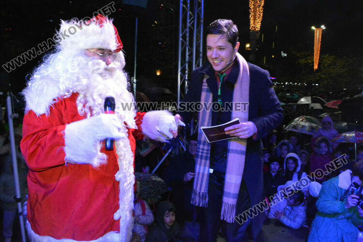Дядо Коледа пристигна в Хасково, а с него засияха и празничните светлини на града