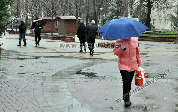 Облачно и дъждовно на Никулден