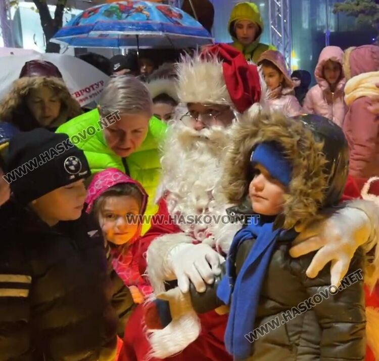 Дядо Коледа пристигна в Хасково, а с него засияха и празничните светлини на града