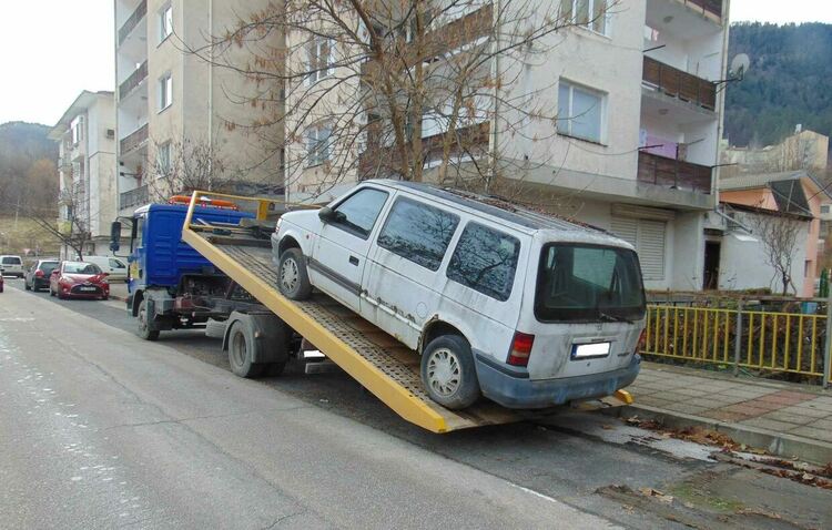 Предупредиха почти сто души да премахнат "таратайките" си от общинска земя