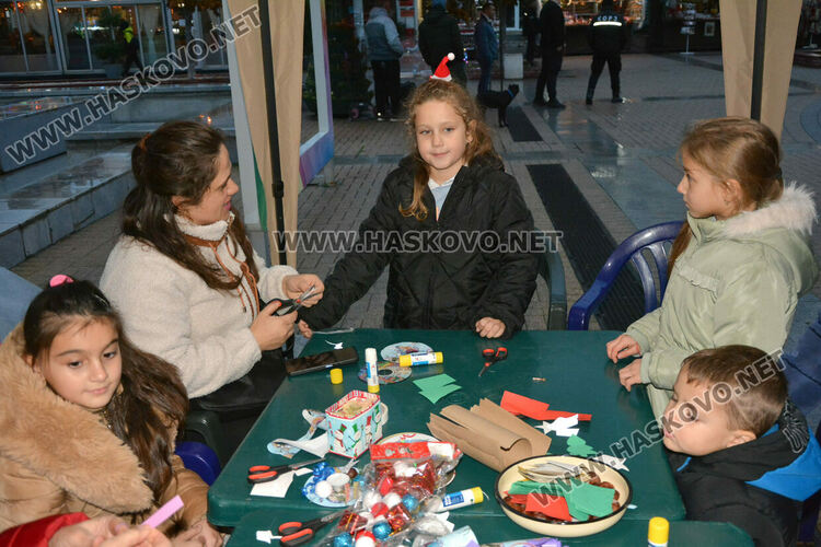 Деца твориха свещници, моливници и коледни украшения в центъра на Хасково