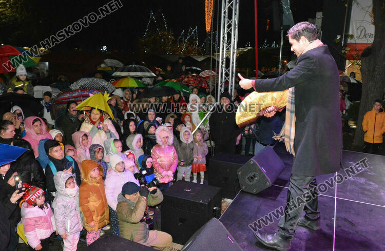 Дядо Коледа пристигна в Хасково, а с него засияха и празничните светлини на града