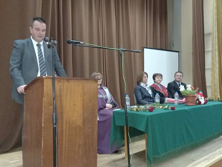 61 абсолвенти получиха дипломите си на академично тържество във Филиала на Пловдивския университет