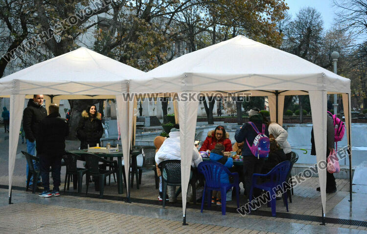 Деца твориха свещници, моливници и коледни украшения в центъра на Хасково