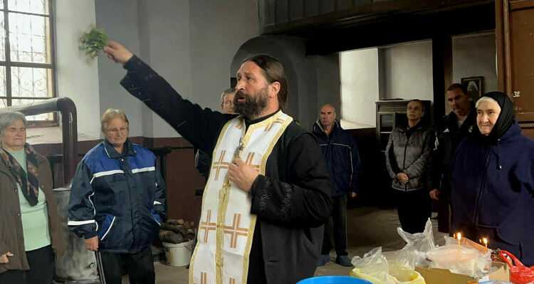 Литургия и водосвет на Никулден в църквата в село Сърница