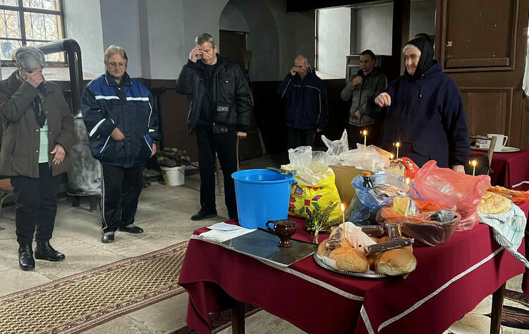 Литургия и водосвет на Никулден в църквата в село Сърница