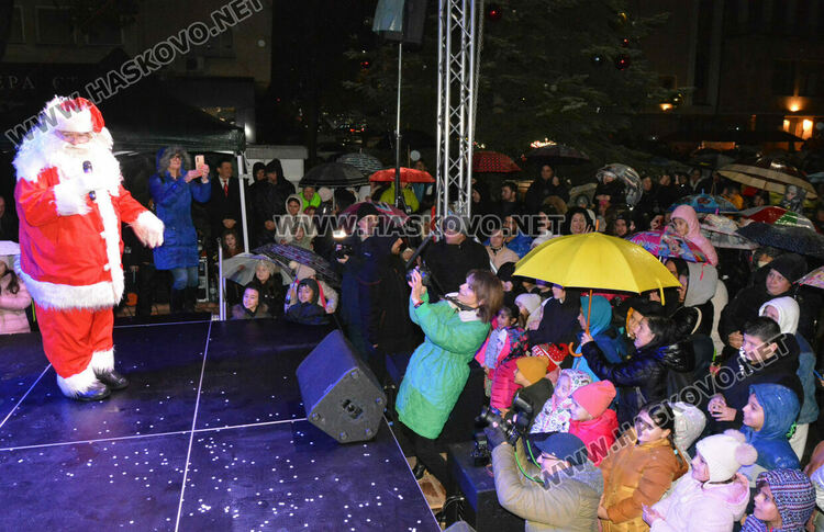 Дядо Коледа пристигна в Хасково, а с него засияха и празничните светлини на града