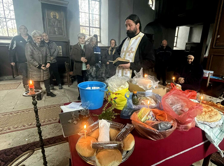 Литургия и водосвет на Никулден в църквата в село Сърница