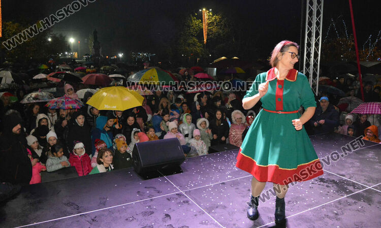 Дядо Коледа пристигна в Хасково, а с него засияха и празничните светлини на града