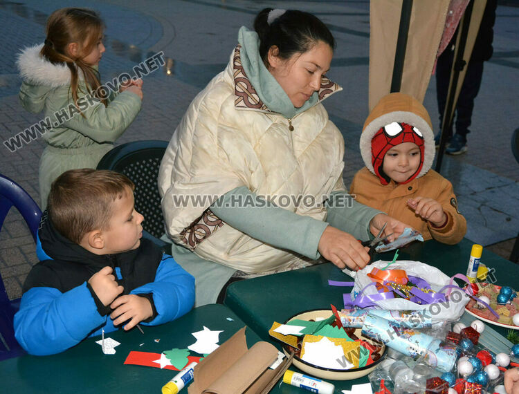 Деца твориха свещници, моливници и коледни украшения в центъра на Хасково