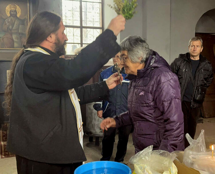 Литургия и водосвет на Никулден в църквата в село Сърница