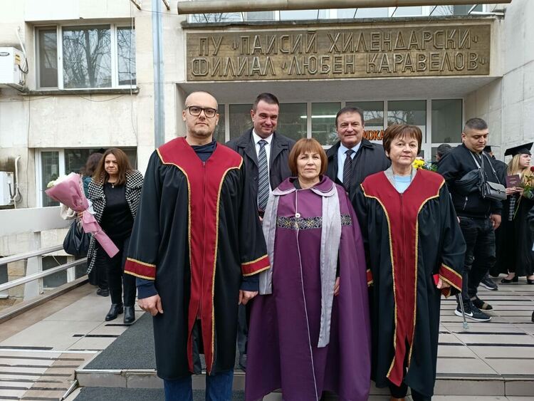 61 абсолвенти получиха дипломите си на академично тържество във Филиала на Пловдивския университет