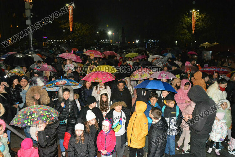 Дядо Коледа пристигна в Хасково, а с него засияха и празничните светлини на града