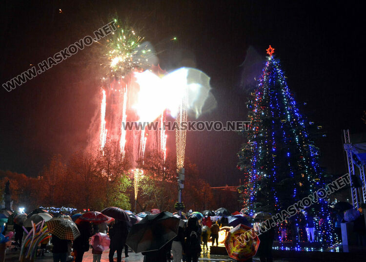 Дядо Коледа пристигна в Хасково, а с него засияха и празничните светлини на града