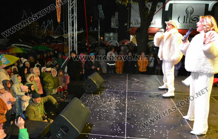 Дядо Коледа пристигна в Хасково, а с него засияха и празничните светлини на града