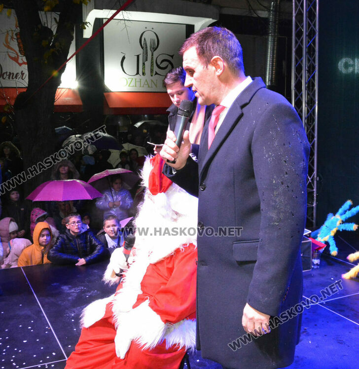 Дядо Коледа пристигна в Хасково, а с него засияха и празничните светлини на града