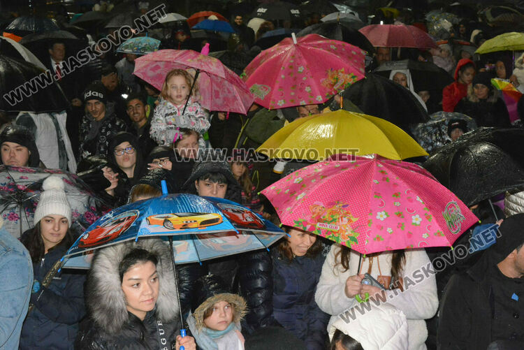 Дядо Коледа пристигна в Хасково, а с него засияха и празничните светлини на града