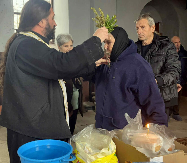 Литургия и водосвет на Никулден в църквата в село Сърница