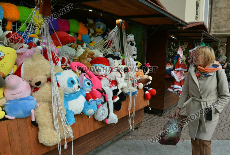 Яйца от кокошки на диета и тава за пияно пиле на базара в центъра на Хасково