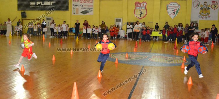 Стотици деца и родители в щури спортни състезания в зала „Спартак“