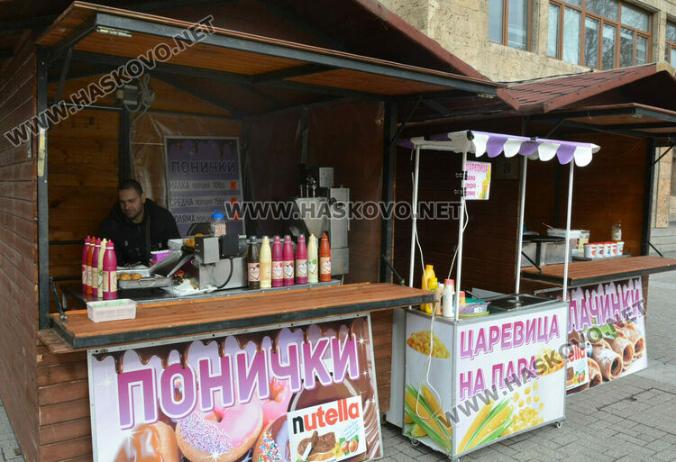 Яйца от кокошки на диета и тава за пияно пиле на базара в центъра на Хасково