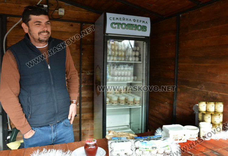 Яйца от кокошки на диета и тава за пияно пиле на базара в центъра на Хасково