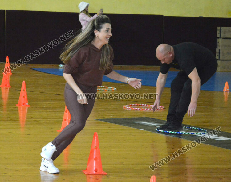 Стотици деца и родители в щури спортни състезания в зала „Спартак“