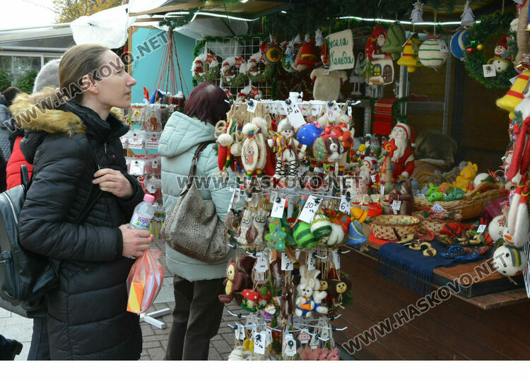 Яйца от кокошки на диета и тава за пияно пиле на базара в центъра на Хасково