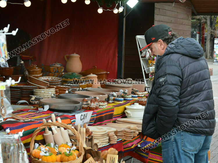 Яйца от кокошки на диета и тава за пияно пиле на базара в центъра на Хасково