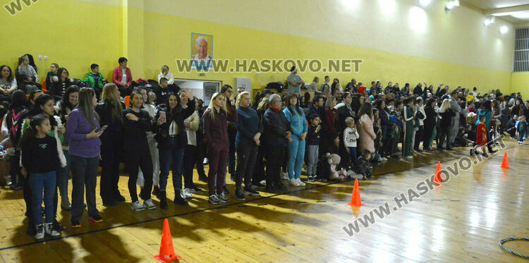 Стотици деца и родители в щури спортни състезания в зала „Спартак“