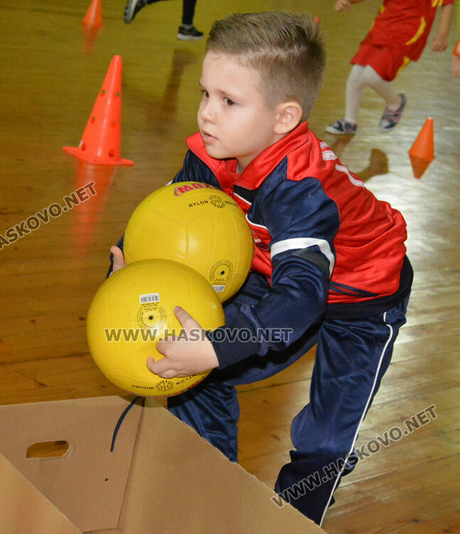 Стотици деца и родители в щури спортни състезания в зала „Спартак“