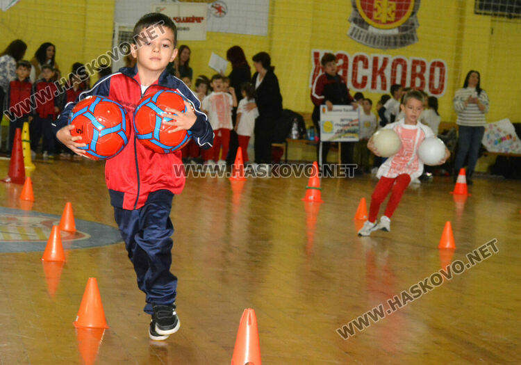 Стотици деца и родители в щури спортни състезания в зала „Спартак“