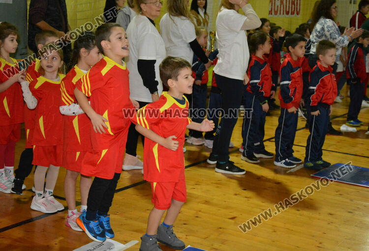 Стотици деца и родители в щури спортни състезания в зала „Спартак“