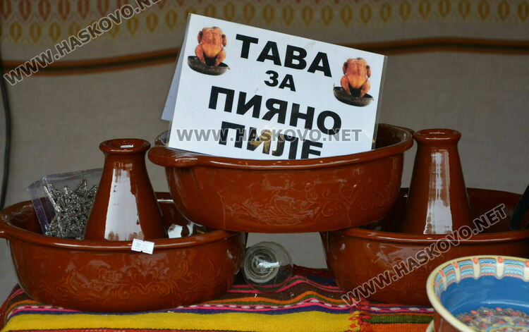 Яйца от кокошки на диета и тава за пияно пиле на базара в центъра на Хасково